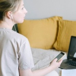 Parler à un psy sans bouger de chez soi : le nouvel essor du soutien psychologique en ligne
