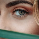 Des cils naturellement plus longs et forts : le secret d’un sérum 100% naturel