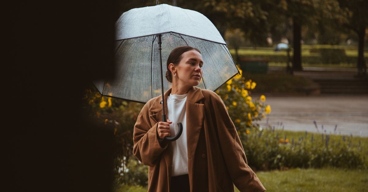 Chic sous la pluie : idées de looks féminins pour rester stylée par tous les temps