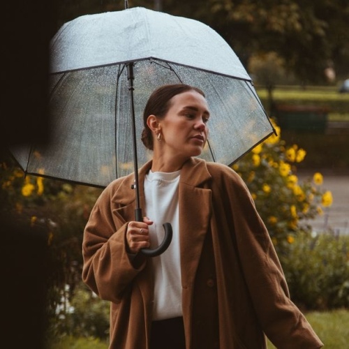 Chic sous la pluie : idées de looks féminins pour rester stylée par tous les temps