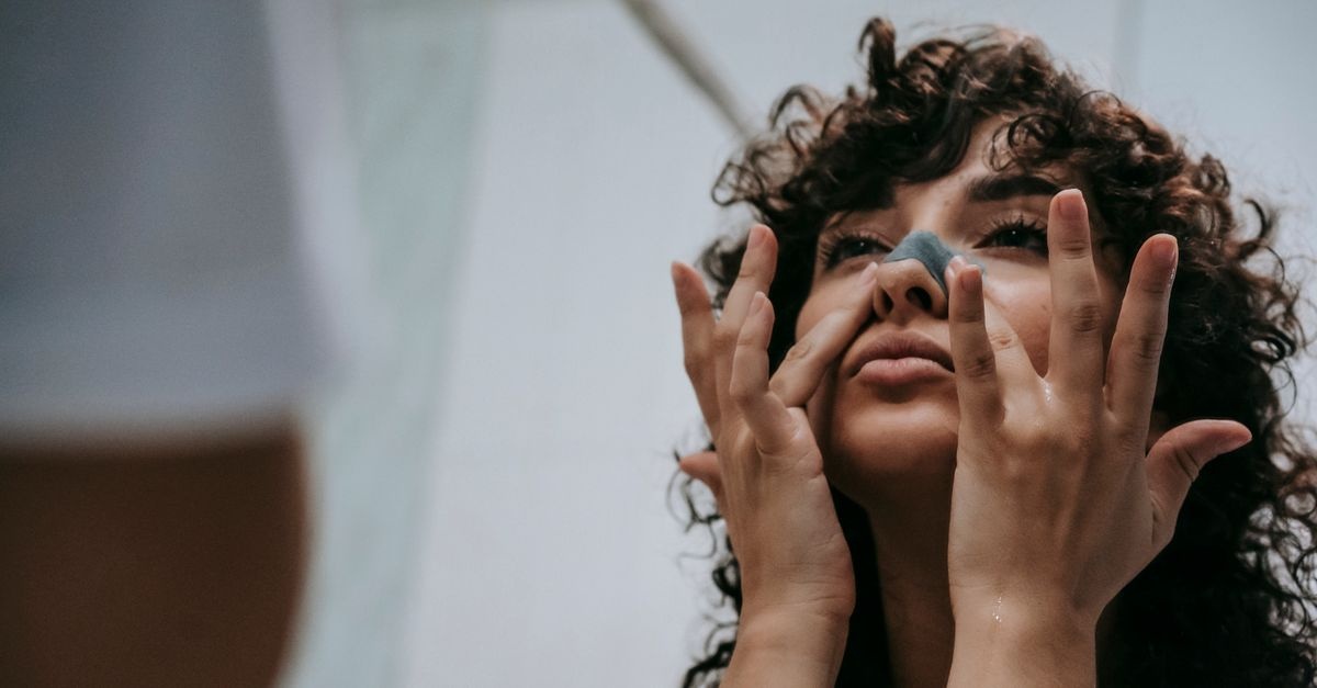 Adieu points noirs : comment l’acide salicylique affine le grain de peau et libère les pores