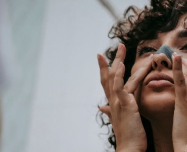 Adieu points noirs : comment l’acide salicylique affine le grain de peau et libère les pores