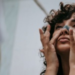Adieu points noirs : comment l’acide salicylique affine le grain de peau et libère les pores