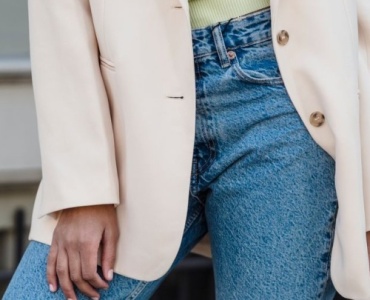 Le duo chic-décontracté : comment associer le jean et le blazer avec style