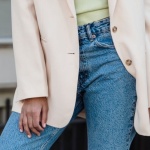 Le duo chic-décontracté : comment associer le jean et le blazer avec style