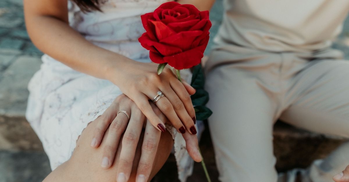 Papillons ou vraie flamme ? Comment distinguer l’engouement de l’amour