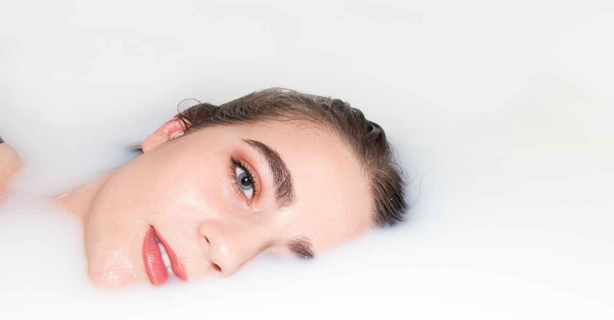 Peau Douce et Éclatante : le Guide Ultime du Nettoyant Lacté pour le Visage