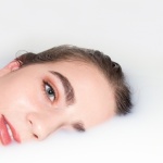 Peau Douce et Éclatante : le Guide Ultime du Nettoyant Lacté pour le Visage