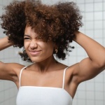 Chevelure épaisse et indisciplinée : astuces pour dompter les frisottis et révéler une beauté naturelle