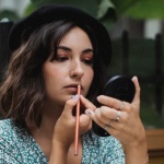 Adieu brillance : le guide du maquillage qui tient sur peau grasse toute la journée