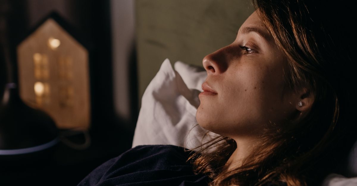 Pourquoi l’anxiété surgit-elle le soir ? 7 causes fréquentes et comment les apaiser