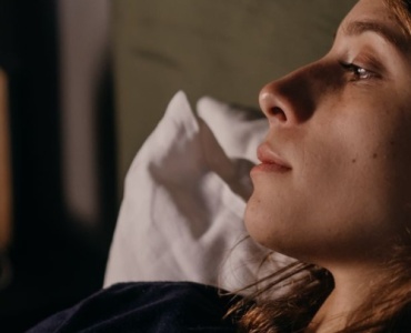 Pourquoi l’anxiété surgit-elle le soir ? 7 causes fréquentes et comment les apaiser