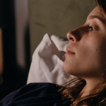 Pourquoi l’anxiété surgit-elle le soir ? 7 causes fréquentes et comment les apaiser
