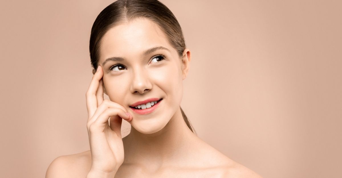 Adieu l’effet peau brillante : 7 astuces futées pour un teint mat toute la journée