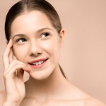 Adieu l’effet peau brillante : 7 astuces futées pour un teint mat toute la journée