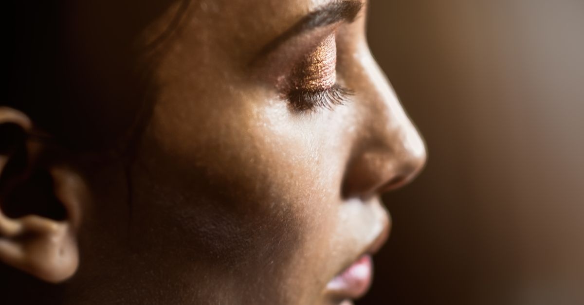 Reste fraîche toute la journée : astuces de maquillage anti-transpiration qui tiennent vraiment