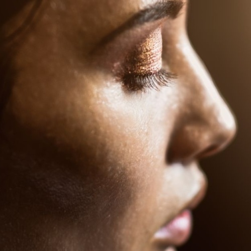 Reste fraîche toute la journée : astuces de maquillage anti-transpiration qui tiennent vraiment
