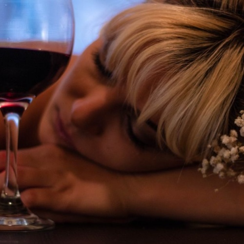 Verre du soir, nuit en morceaux : comment l’alcool perturbe vraiment le sommeil