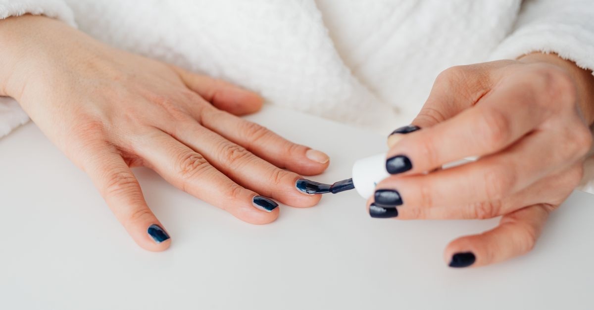 Le secret d’une brillance miroir : l’étape finale pour des ongles impeccables