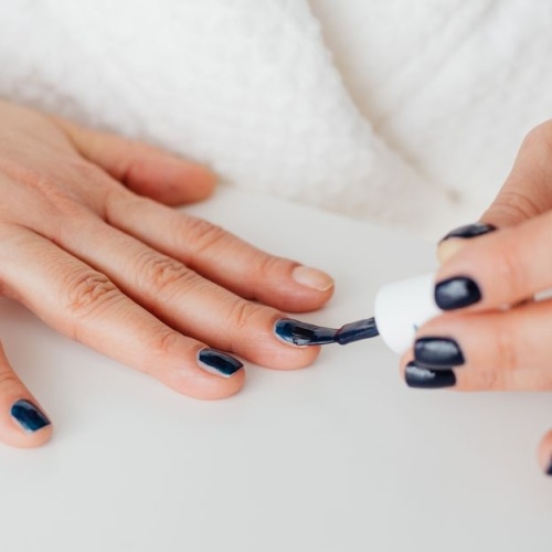 Le secret d’une brillance miroir : l’étape finale pour des ongles impeccables