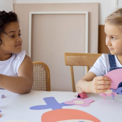 10 idées simples pour réveiller la créativité des enfants à la maison (sans écran)