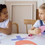 10 idées simples pour réveiller la créativité des enfants à la maison (sans écran)